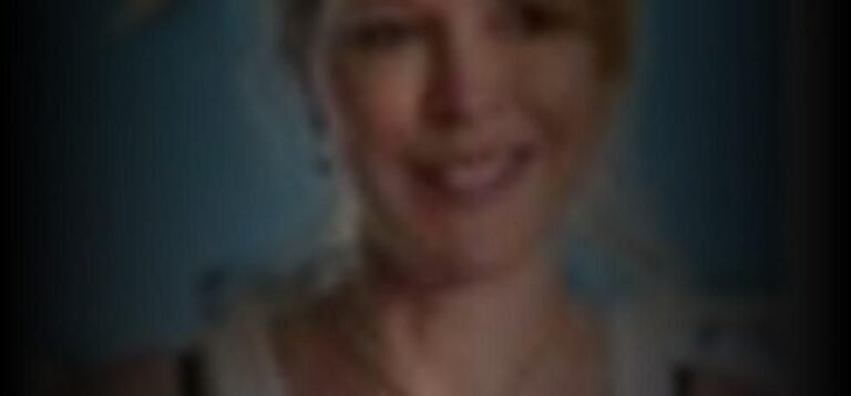 julia-davis-b9c953c1_featured_image_biopic